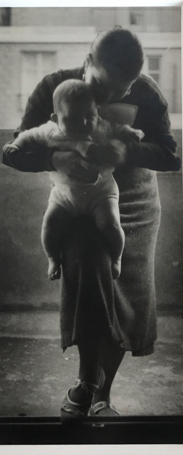 Image no. 228: Mother and child (Andre Kertesz), code=S, ord=410, date=1934