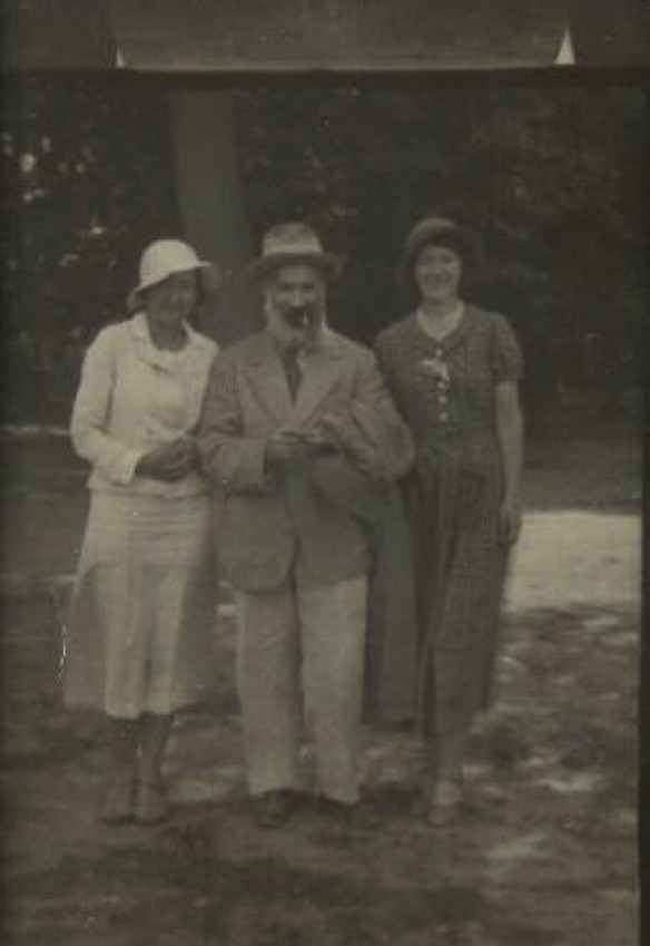 Image no. 190: Vera Moore and her sister, 1933 (Constantin Brancusi), code=S, ord=1000, date=-