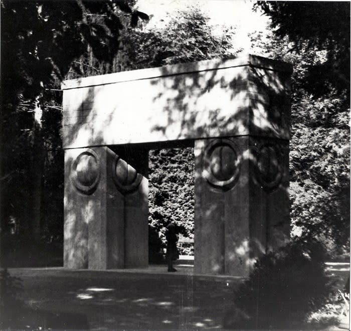 Image no. 143: Gate of the Kiss (1) (Constantin Brancusi), code=S, ord=48, date=1937-38